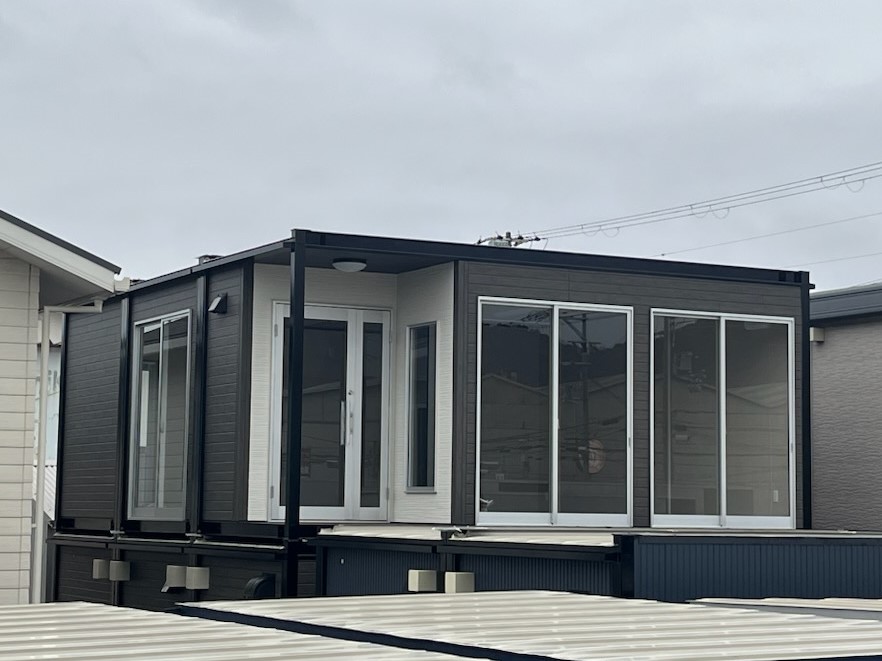 カーキホワイト